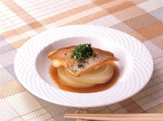鯛のソテーと玉ねぎのご馳走仕立て